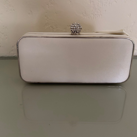 Glint — White Bow Clutch — Great Condition - Picture 2 of 6